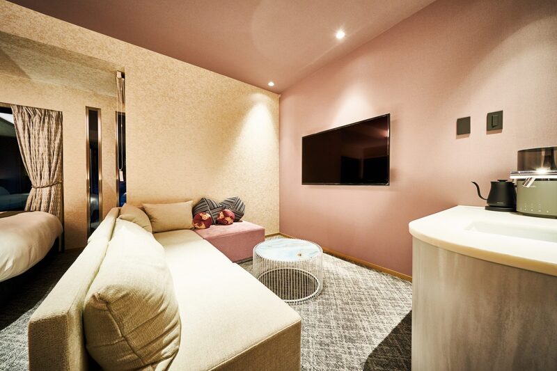 ギャラリーホテルKAGUYAの花の間のパーティーシンク付ソファ―コーナー