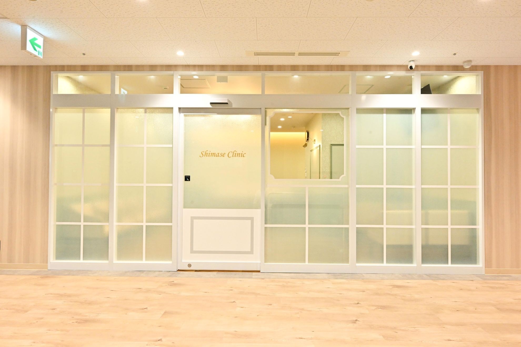 嶋瀬内科クリニックの施工例：白い格子枠とすりガラスを組み合わせたエントランス